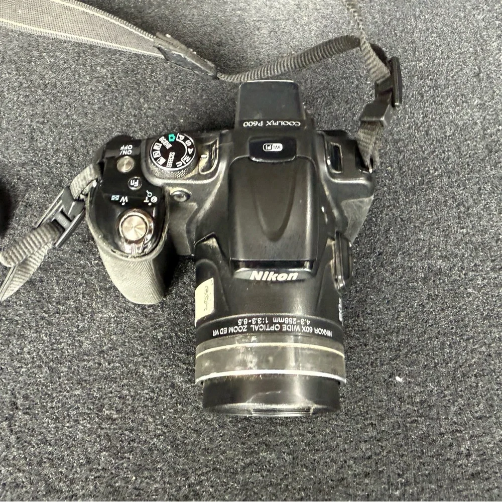 Nikon coolpix p600 camera with charger and battery